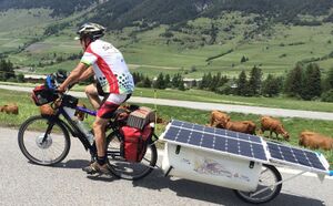 Paul sur son premier vélo solaire.jpg